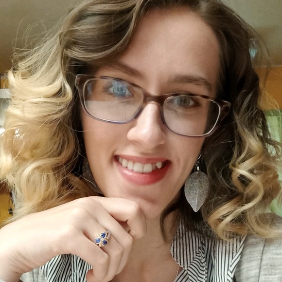 Welcome to my closet! 👋 I'm Anna - Picture 3 of 3